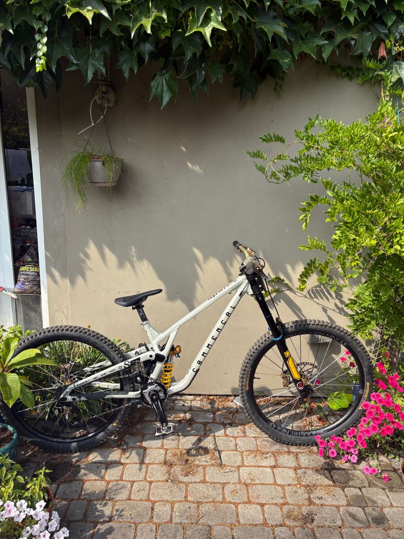 Used Commencal SUPREME DH V5 SIGNATURE 2025 2025 MTB