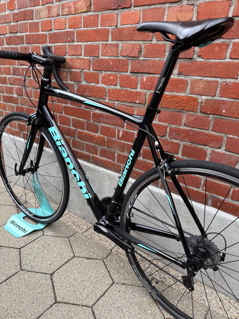 Used Bianchi Via Nirone 7 /Roadbike/Shimano 105/Size 59/Very Good Condition! 2022 Road & Gravel, Black — image 13 of 14