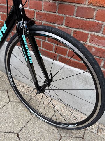Used Bianchi Via Nirone 7 /Roadbike/Shimano 105/Size 59/Very Good Condition! 2022 Road & Gravel, Black — image 4 of 14
