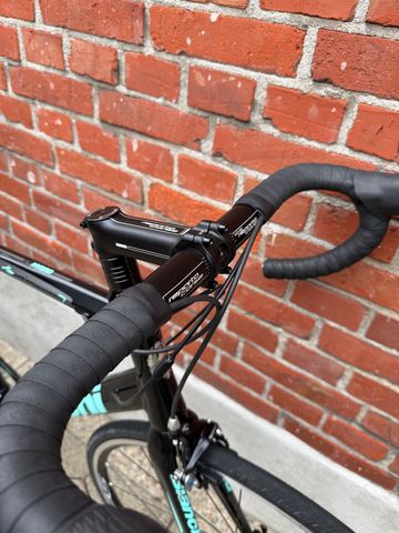 Used Bianchi Via Nirone 7 /Roadbike/Shimano 105/Size 59/Very Good Condition! 2022 Road & Gravel, Black — image 6 of 14