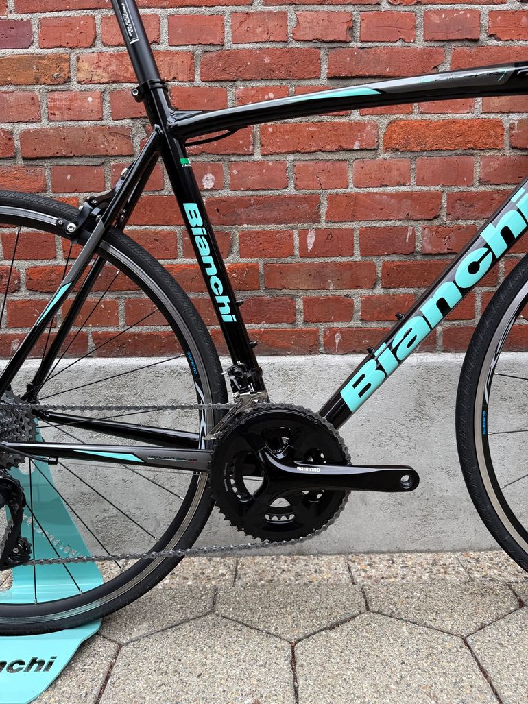 Used Bianchi Via Nirone 7 /Roadbike/Shimano 105/Size 59/Very Good Condition! 2022 Road & Gravel, Black — image 3 of 14