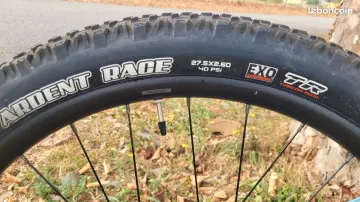 Used Giant Embolden 1 2020 2020 Mountainbike, Light Gray, 27.5 — image 10 of 15