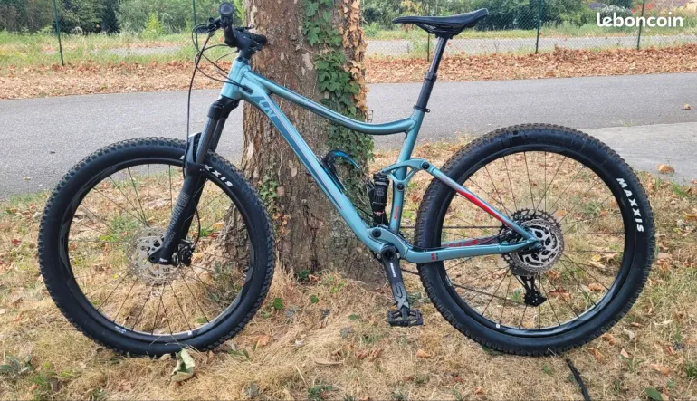 Used Giant Embolden 1 2020 2020 Mountainbike, Light Gray, 27.5 — image 2 of 15