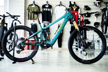 Used Pivot Shuttle LT 2025 Mountainbike, Blue — image 1 of 17