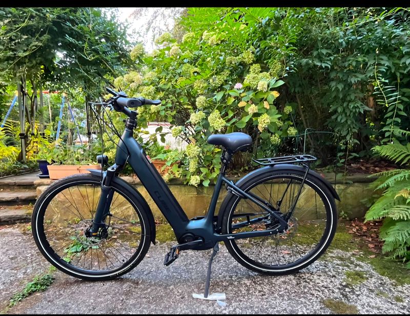 Tweedehands CUBE SUPREME HYBRID SLT 625 2023 2023 Urban & Touring