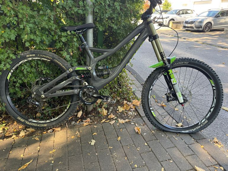 Gebrauchtes Specialized Demo 8 2012 2012 Mountainbike, Hellgrau — Bild 1 von 7