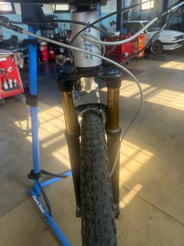 BMC Twostroke 01 ONE 2024 2024 Mountainbike usato, Grigio chiaro — immagine 11 di 11