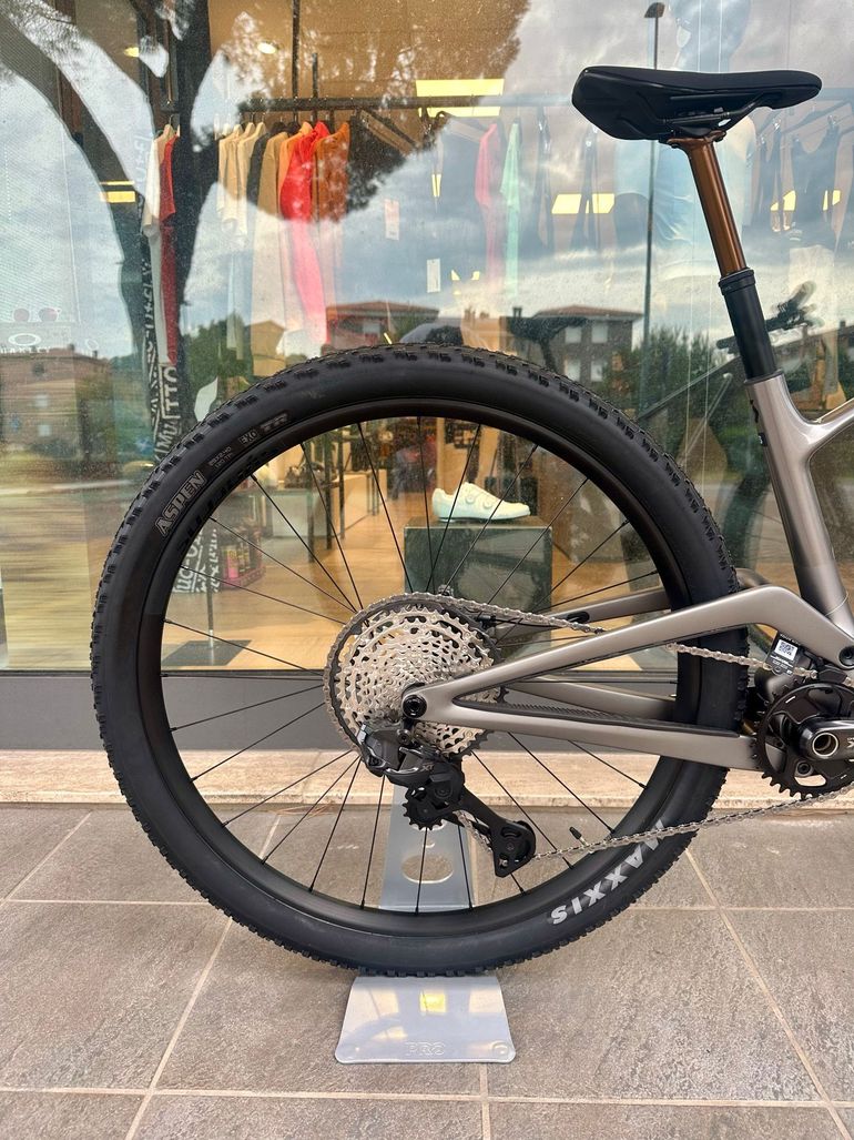 Scott Spark RC Expert 2027 2027 Mountainbike usato, Grigio chiaro — immagine 5 di 6