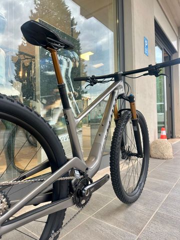 Scott Spark RC Expert 2027 2027 Mountainbike usato, Grigio chiaro — immagine 4 di 6