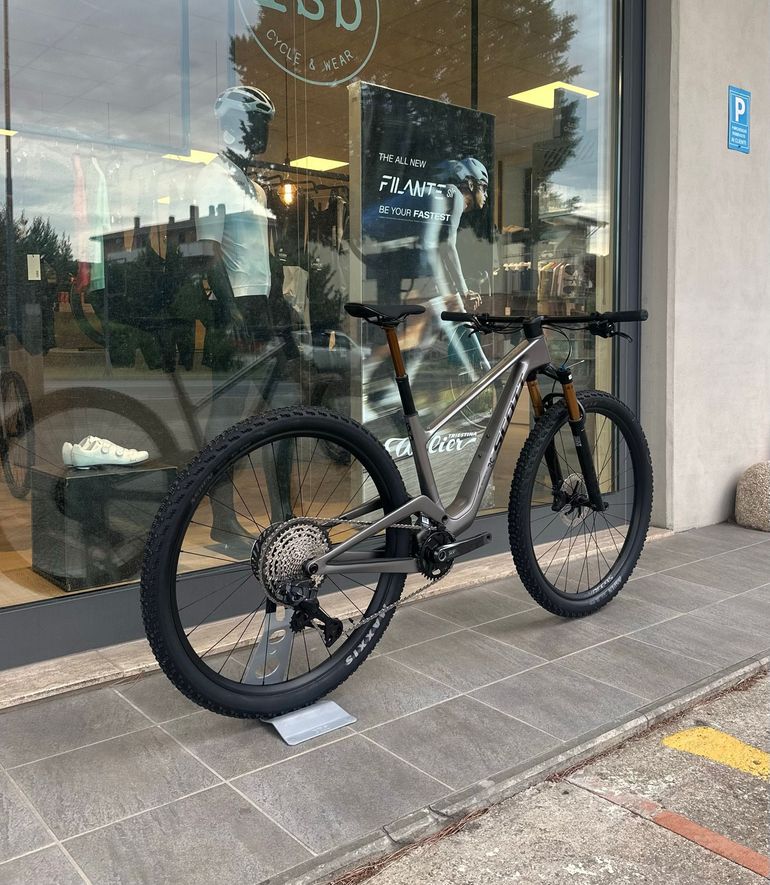 Scott Spark RC Expert 2027 2027 Mountainbike usato, Grigio chiaro — immagine 2 di 6