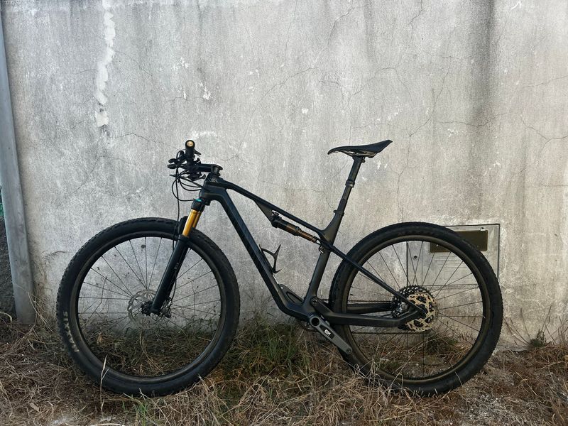 Tweedehands Canyon Lux CF SLX 9.0 Race Team 2019 2019 MTB