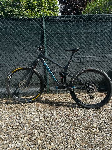 Used Trek Slash 8 2022 2022 Mountainbike, Black, 29 — image 2 of 8