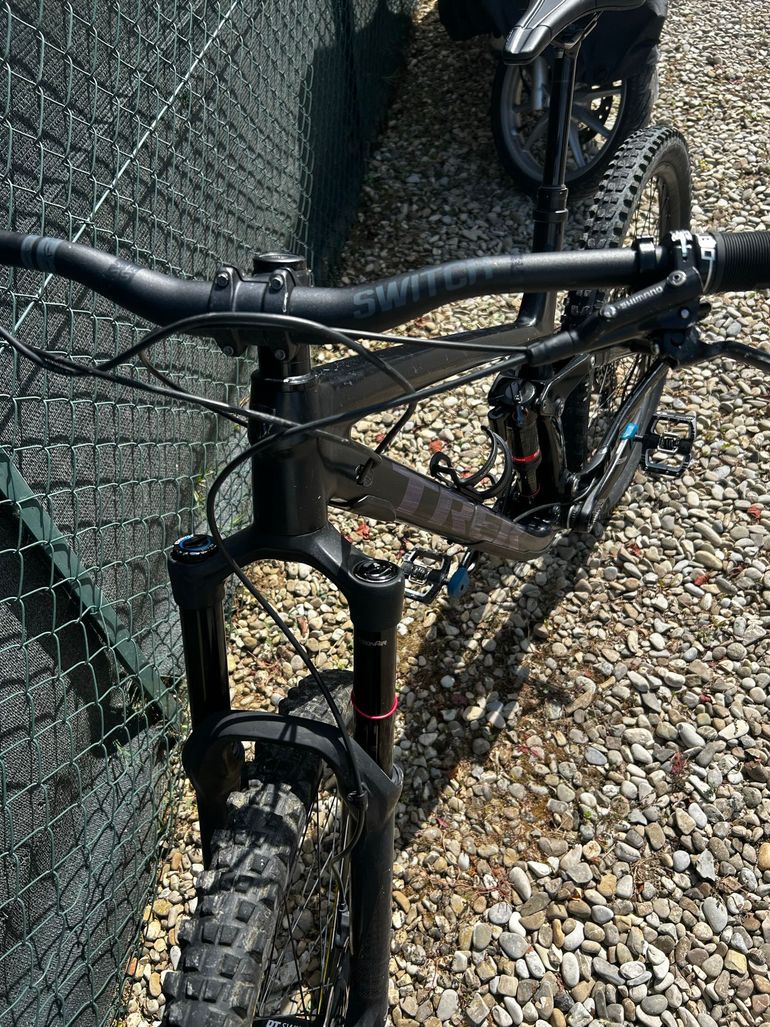 Used Trek Slash 8 2022 2022 Mountainbike, Black, 29 — image 7 of 8