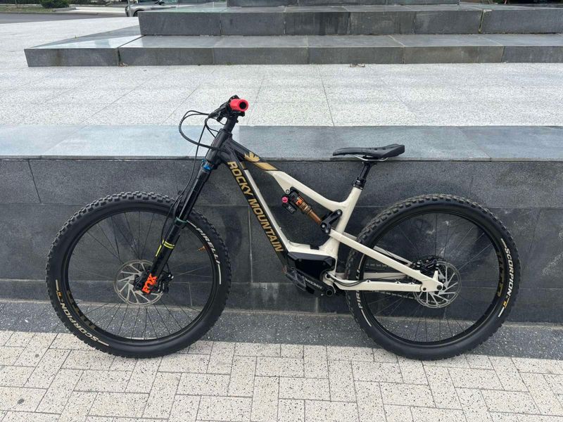 Używany Rocky Mountain Altitude Powerplay Alloy 50 (Shimano) 2020 2020 MTB