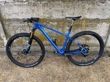 Used Pivot LES SL Team Powermeter 2024 Mountainbike, Blue — image 2 of 11