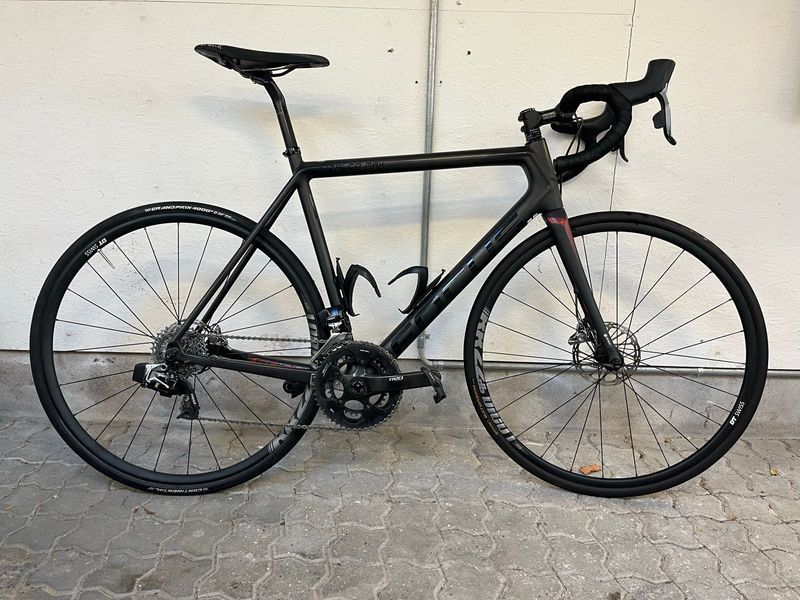 Käytetty Focus IZALCO MAX Disc RED eTAP 2018 2018 Road & Gravel