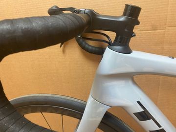Used Trek Domane Shimano Ultegra Di2 2023 Road & Gravel, Light Gray — image 9 of 12