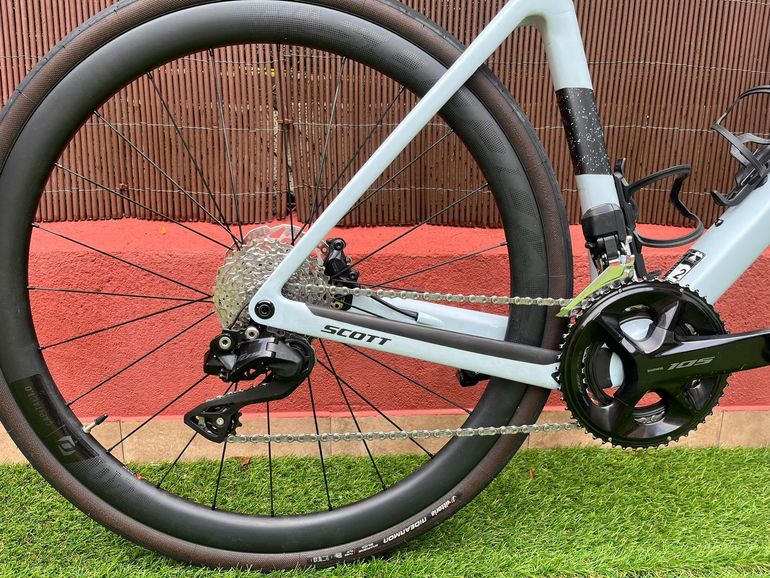 Scott Addict Shimano 105 Di2 2025 Road & Gravel d'occasion — image 3 sur 5
