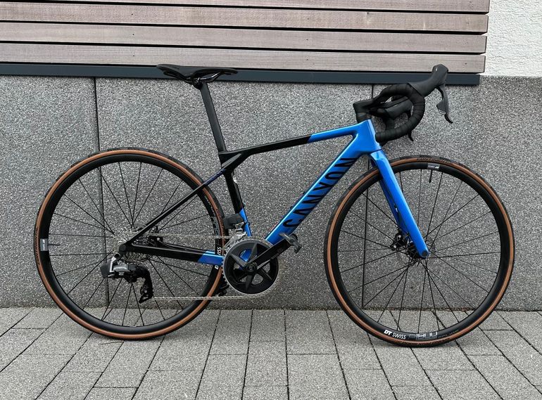 Gebrauchtes Canyon Ultimate CF SL 7 eTap 2023 2023 Road & Gravel, Blau — Bild 1 von 3