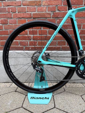 Used Bianchi Infinito CV Endurance Carbon/Shimano Ultegra/Fulcrum/Size 57 2021 Road & Gravel, Green — image 2 of 13