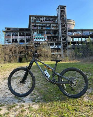 Commencal META 2022 2022 Mountainbike de segunda mano, Gris claro — imagen 1 de 2