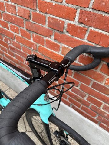 Used Bianchi Oltre XR3 CV Disc Carbon/Shimano Ultegra 2x11/Size 59/Good Condition! 2022 Road & Gravel, Green — image 7 of 15