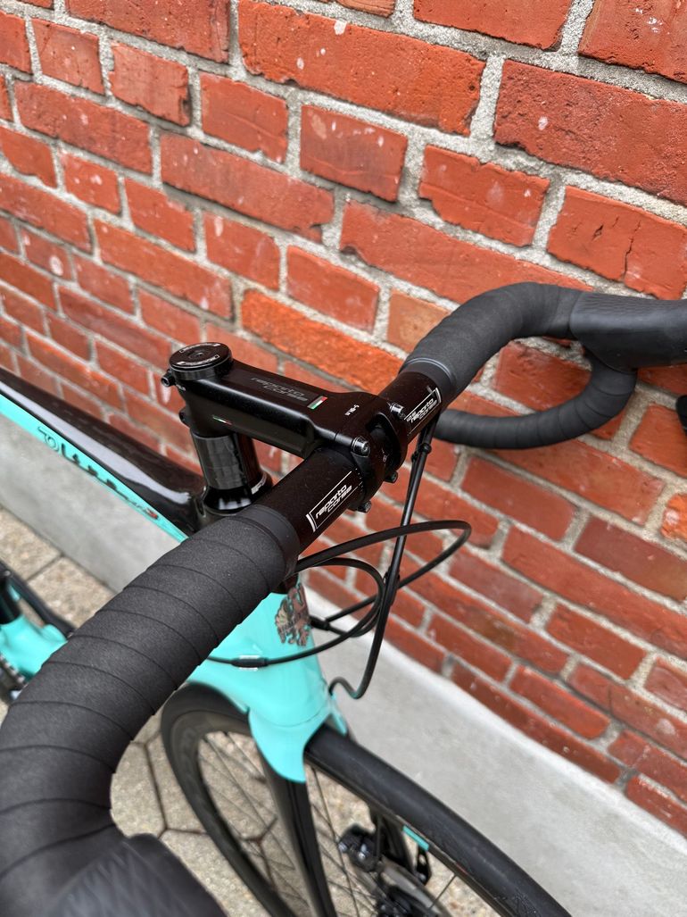 Used Bianchi Oltre XR3 CV Disc Carbon/Shimano Ultegra 2x11/Size 59/Good Condition! 2022 Road & Gravel, Green — image 7 of 15