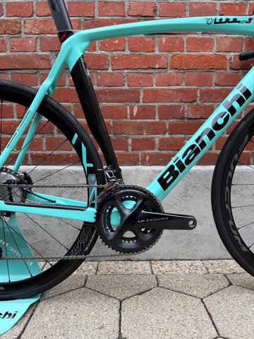 Used Bianchi Oltre XR3 CV Disc Carbon/Shimano Ultegra 2x11/Size 59/Good Condition! 2022 Road & Gravel, Green — image 3 of 15