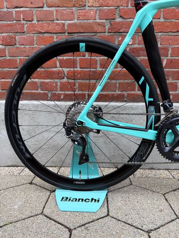 Used Bianchi Oltre XR3 CV Disc Carbon/Shimano Ultegra 2x11/Size 59/Good Condition! 2022 Road & Gravel, Green — image 2 of 15