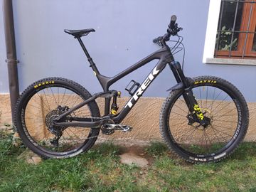 Trek Slash 9.7 29 2020 2020 Mountainbike usato, Nero — immagine 1 di 4