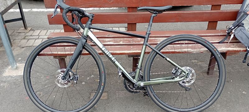 Tweedehands TRIBAN Gravel Bike RC520 Shimano 105 - Khaki/Two-Tone Black 2024 2024 Road & Gravel