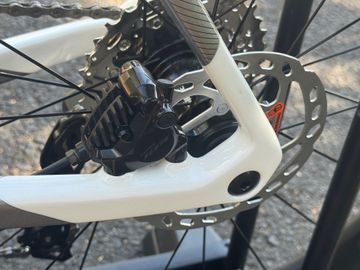 Použité Gusto Custom Shimano 105 Di2 2026 Road & Gravel — obrázek 18 z 20