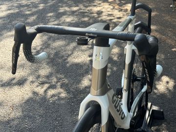 Použité Gusto Custom Shimano 105 Di2 2026 Road & Gravel — obrázek 19 z 20