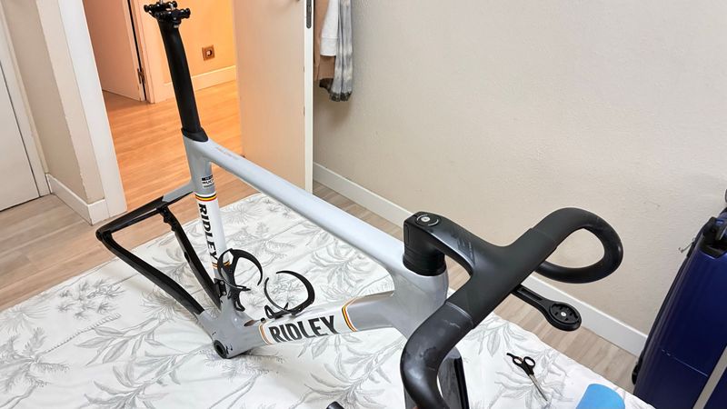 Použité Ridley Falcn Rs Frameset S 2024, manillar integrado forza cirrus pro, rodamientos cerámicos pedalier, portabidones zefal, soporte garmin… 2024 Road & Gravel