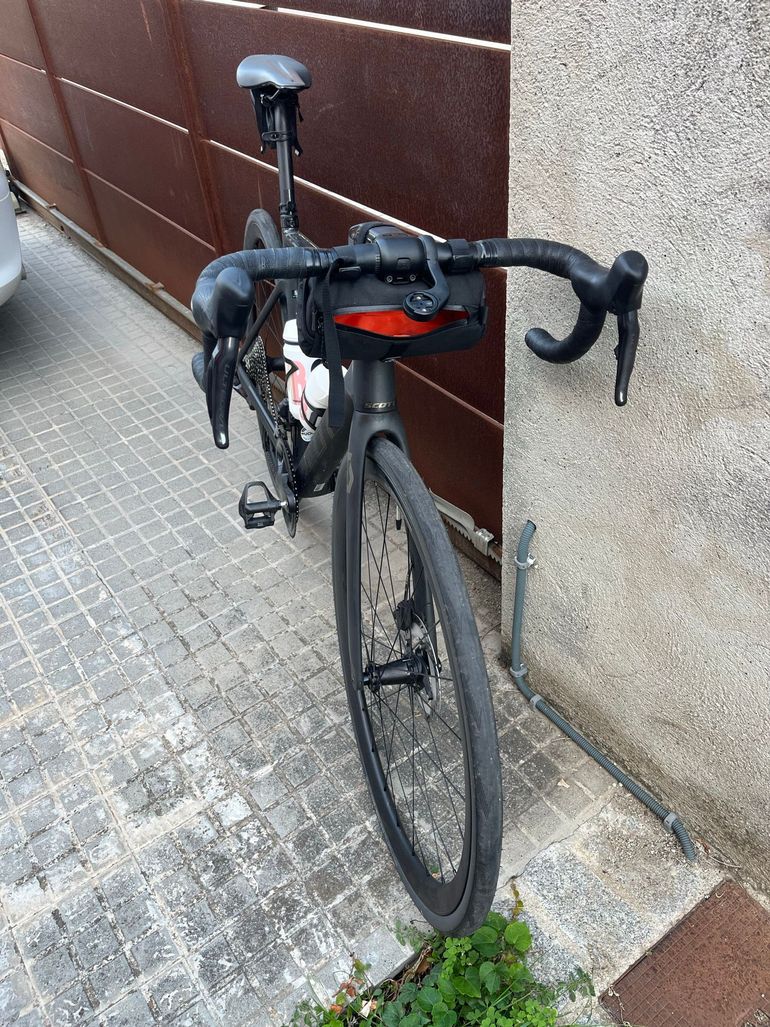 Scott Addict RC 15 2024 2024 Road & Gravel usato, Nero — immagine 5 di 5