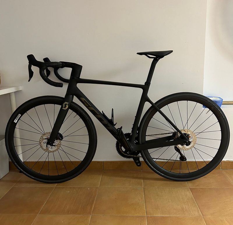 Scott Addict RC 15 2024 2024 Road & Gravel d'occasion