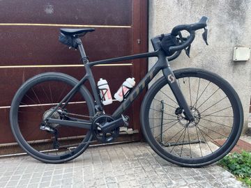 Scott Addict RC 15 2024 2024 Road & Gravel usato, Nero — immagine 2 di 5
