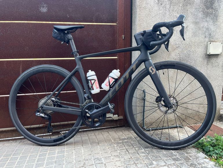 Scott Addict RC 15 2024 2024 Road & Gravel usato, Nero — immagine 2 di 5