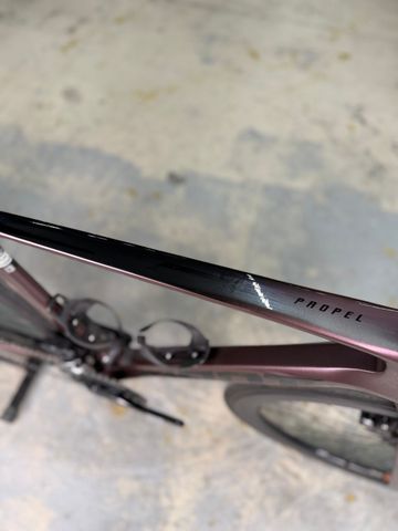 Gebrauchtes Giant Propel Advanced 1 2023 2023 Road & Gravel, Violett — Bild 12 von 24