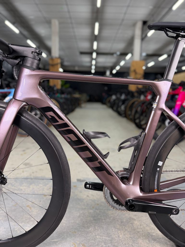 Gebrauchtes Giant Propel Advanced 1 2023 2023 Road & Gravel, Violett — Bild 21 von 24