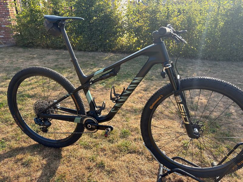 Tweedehands Canyon Lux World Cup CFR LTD 2023 2023 MTB