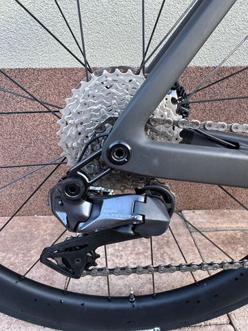 Scott Addict RC 15 2024 2024 Road & Gravel usato, Nero — immagine 7 di 10