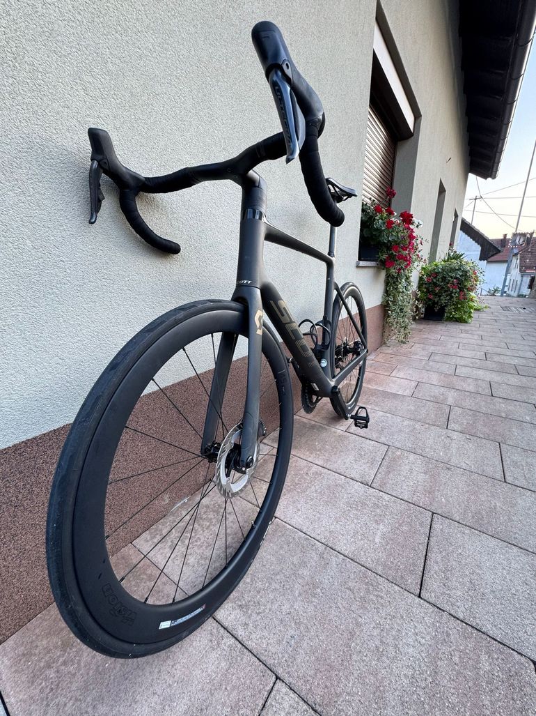 Scott Addict RC 15 2024 2024 Road & Gravel usato, Nero — immagine 3 di 10
