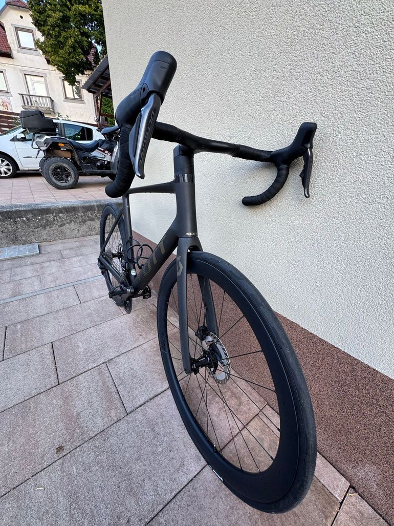 Scott Addict RC 15 2024 2024 Road & Gravel usato, Nero — immagine 4 di 10