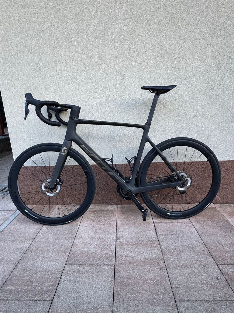 Scott Addict RC 15 2024 2024 Road & Gravel usato, Nero — immagine 2 di 10