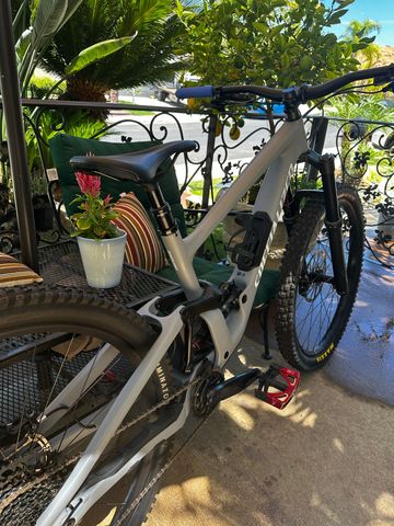 Used Specialized Enduro Comp 2023 2023 Mountainbike, Light Gray, 29 — image 11 of 12