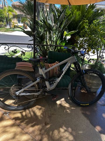 Used Specialized Enduro Comp 2023 2023 Mountainbike, Light Gray, 29 — image 1 of 12