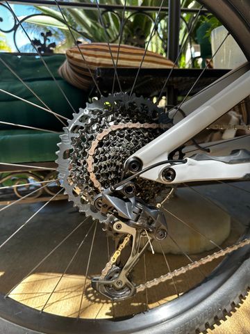 Used Specialized Enduro Comp 2023 2023 Mountainbike, Light Gray, 29 — image 10 of 12