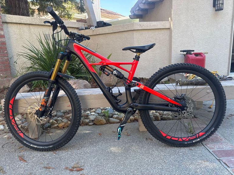 Used Specialized Enduro Pro 650b 2018 2018 Mountainbike, Red, 27.5 — image 2 of 7