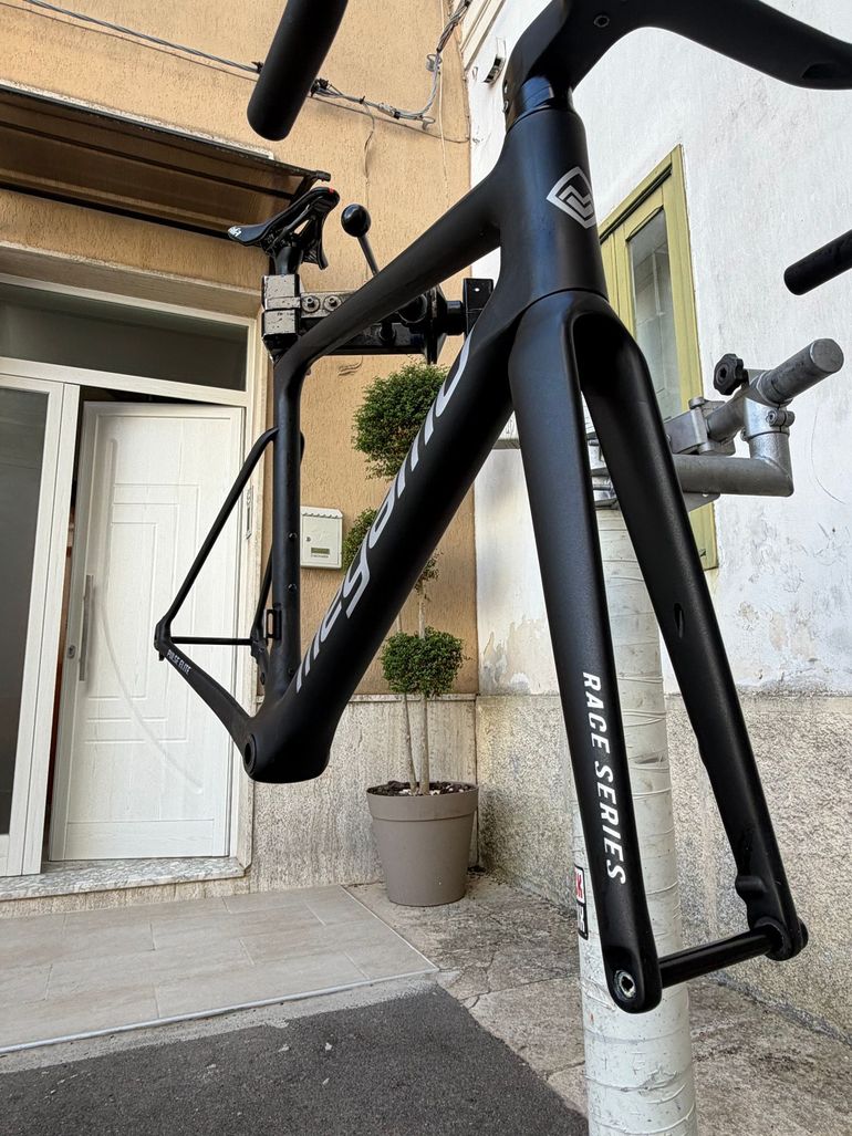 Megamo PULSE ELITE 05 SH12 2024 Frameset 2024 Road & Gravel usato, Nero — immagine 3 di 8
